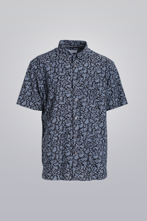 Denim-inspired short sleeve printed shirt made from 100% cotton. Regular fit.