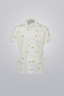 White short sleeve printed shirt with surfer-inspired design. Made from 100% cotton. Regular fit.