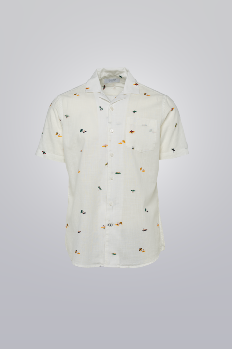 White short sleeve printed shirt with surfer-inspired design. Made from 100% cotton. Regular fit.