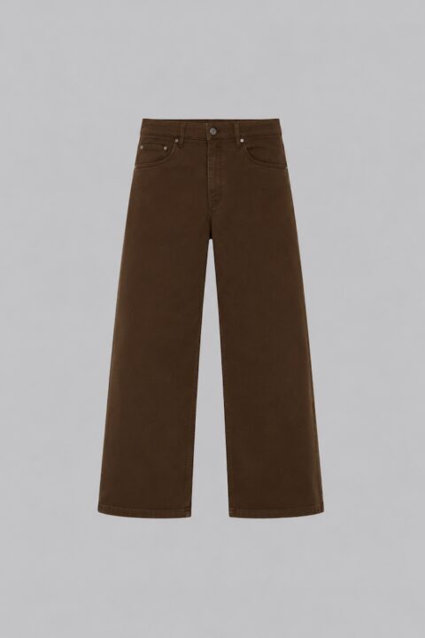 Men's Signature Wide Jean in dark brown stretch cotton with Clubman branded hardware, front button and zipper closure, and classic five-pocket design.