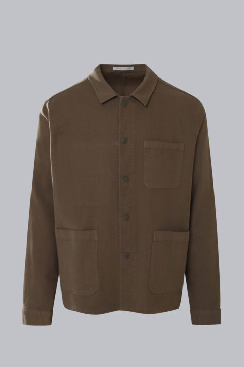 Men's Cotton Utility Jacket in tobacco with a button-front closure, classic collar, three functional patch pockets, and 100% cotton fabric.